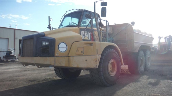 2013 Caterpillar 740B WT Articulated Water Trucks - Image 2