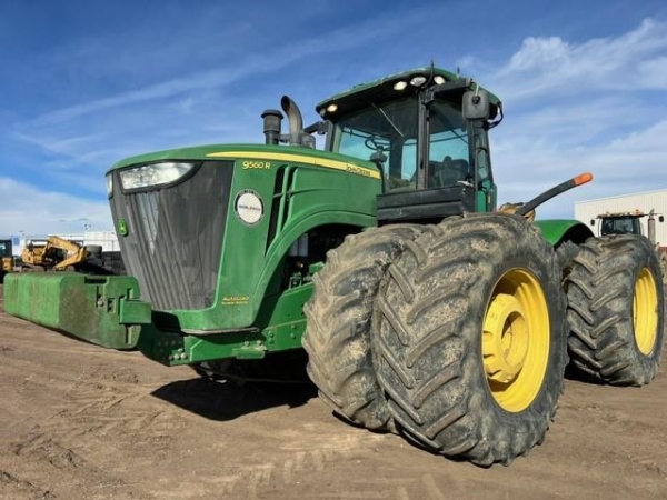 2013 Deere 9560R Agricultural Tractors